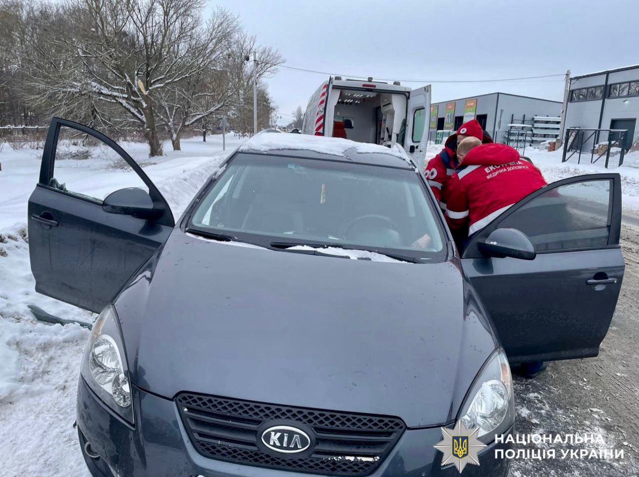 На фотографії зображено медиків, яких викликали поліцейські для надання відповідної допомоги водійці, якій стало зле.