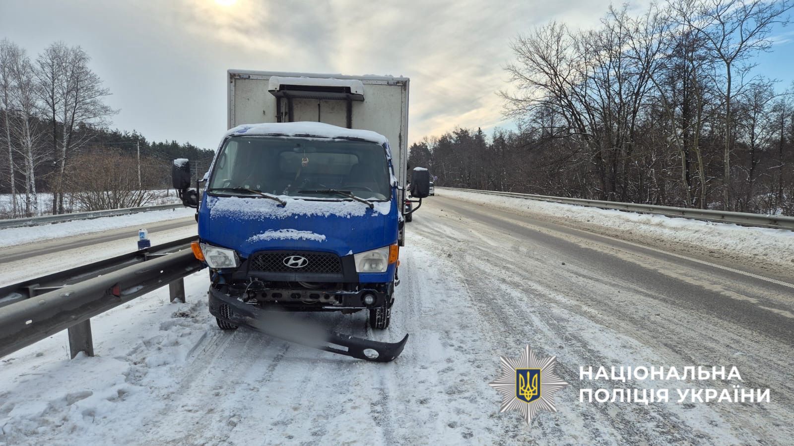На фотографії зображено автомобіль, який є учасником ДТП.