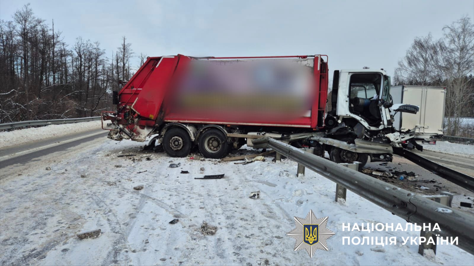 На фотографії зображено вантажний автомобіль, який є учасником ДТП.