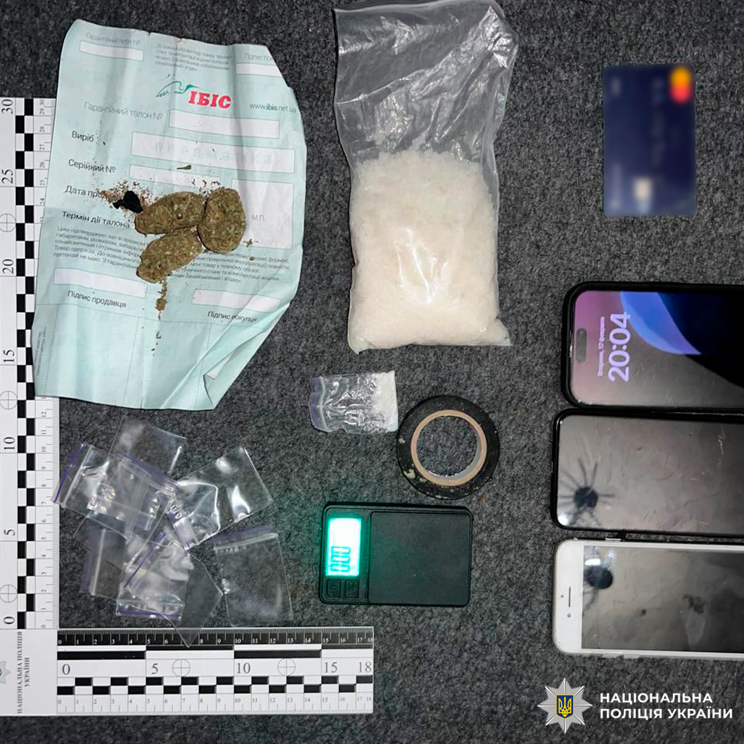 Поліція задокументувала вилучені наркотики та приладдя: пакети з речовинами, ваги й телефони.