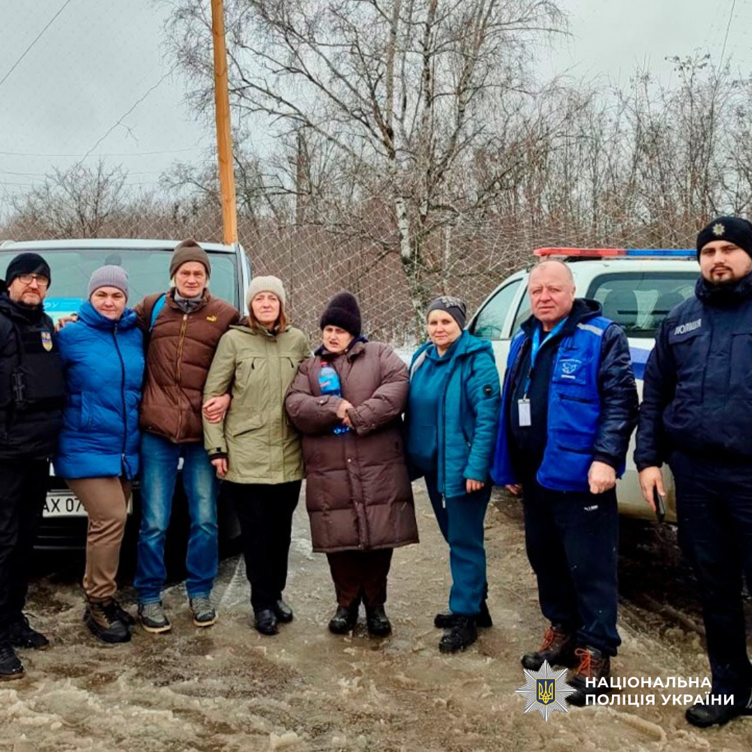 Поліцейські Ізюмщини евакуювали трьох літніх мешканців села Яремівка