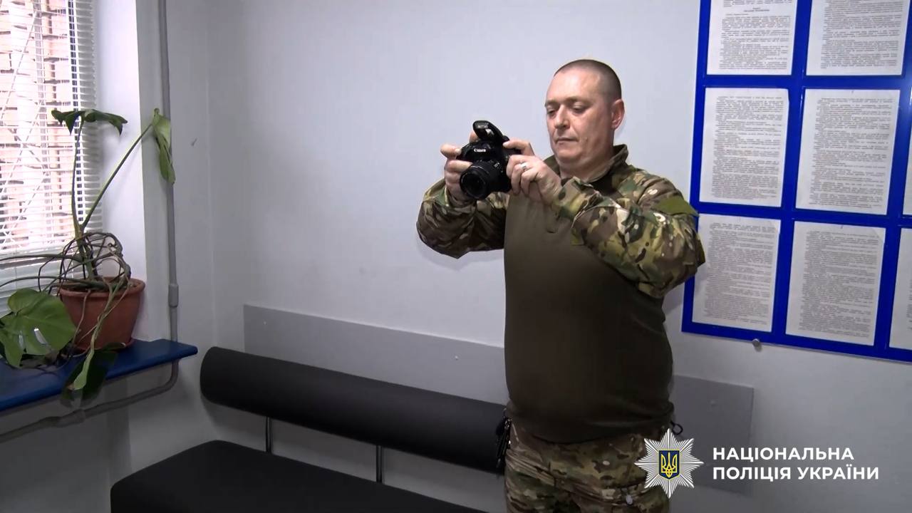 На фотографії зображено Сергія Шпака - ветерана збройних сил, який після реабілітації виявив бажання працювати в поліції Київщини.