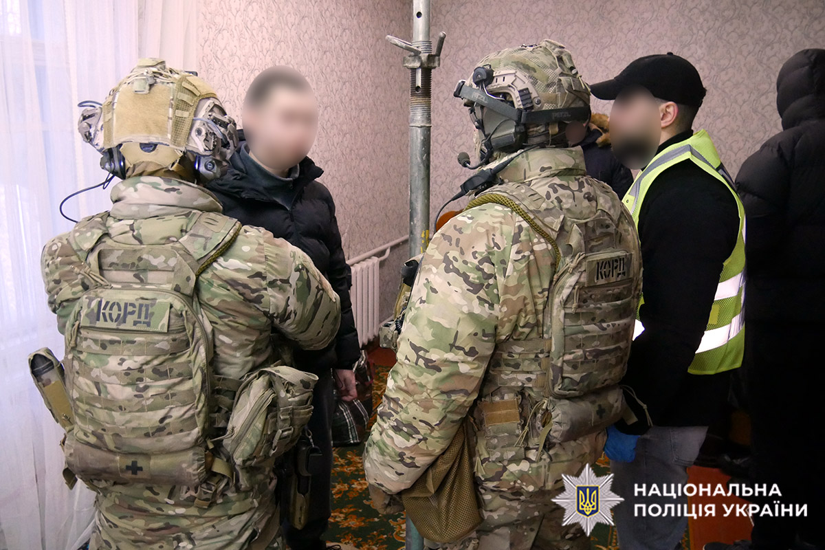 Поліцейські і один з підозрюваних