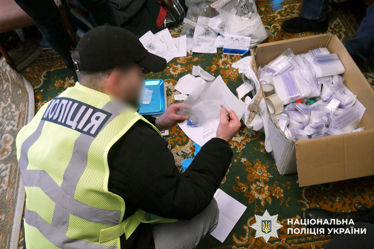Поліцейський вилучає речові докази