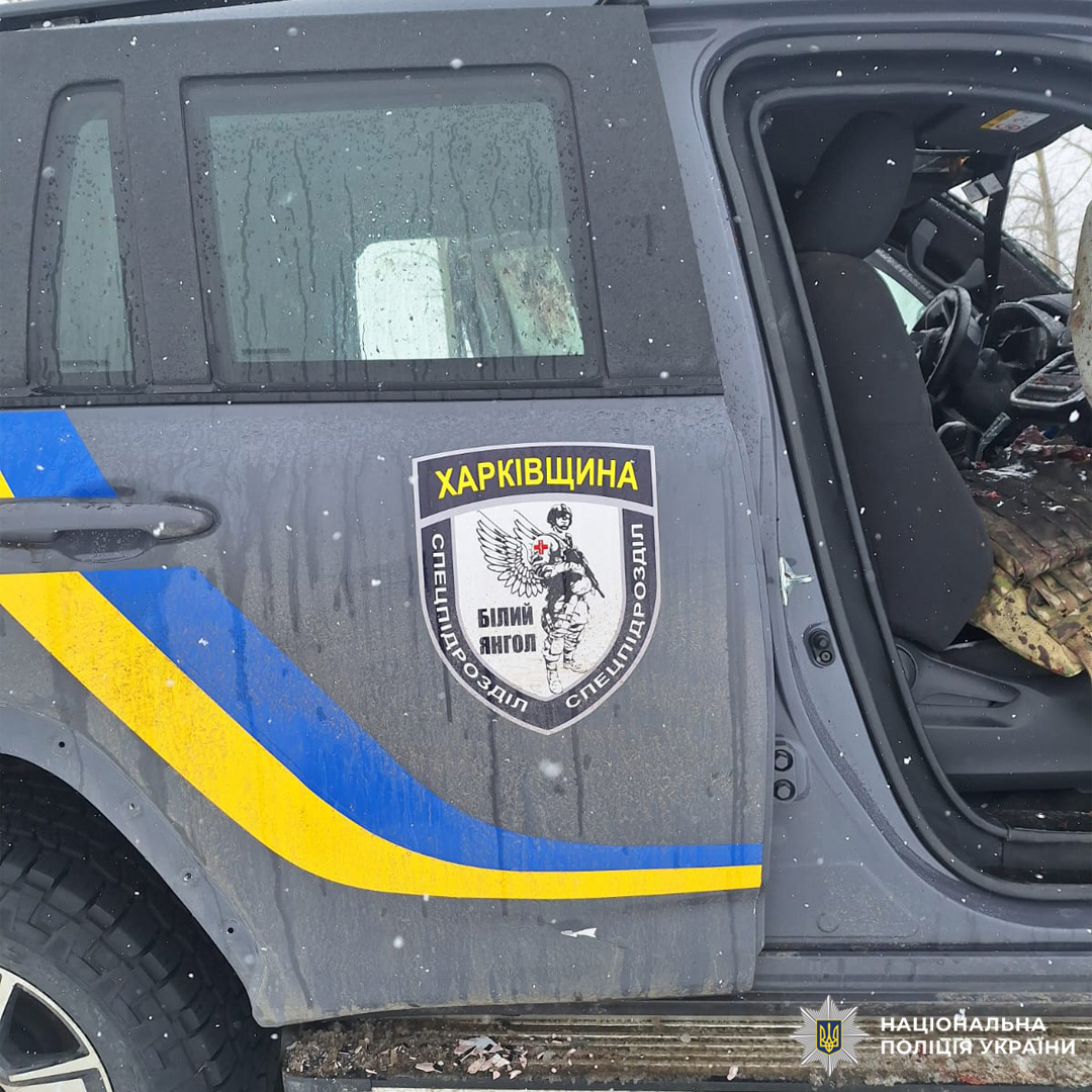 Автомобіль спецпідрозділу “Білий Ангел” Національної поліції України на Харківщині в зимових умовах.