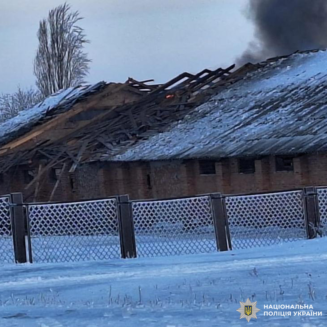 Велика цегляна будівля із частково зруйнованим дахом, з якого підіймається дим. На фото зафіксовано наслідки пожежі чи вибуху.