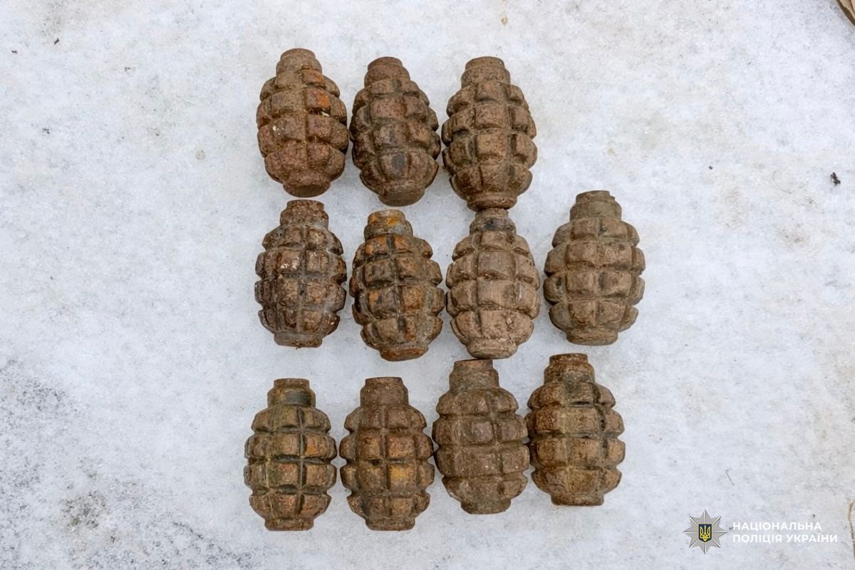 На Харківщині поліція виявила одинадцять гранат, розкладених на снігу.