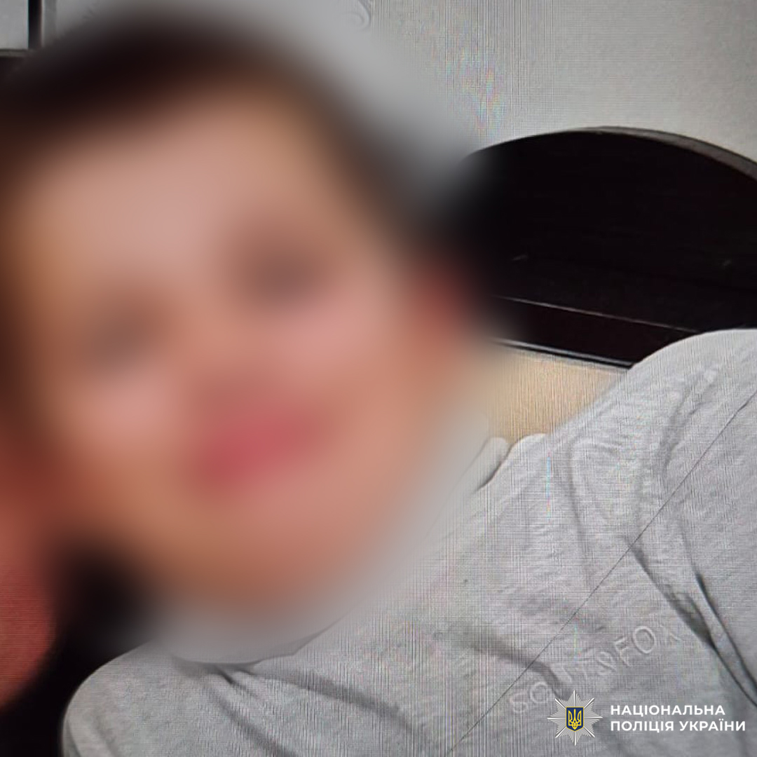 Фото молодої людини у світлому гольфі, яка лежить на подушці. Поруч частково видно іншу особу.