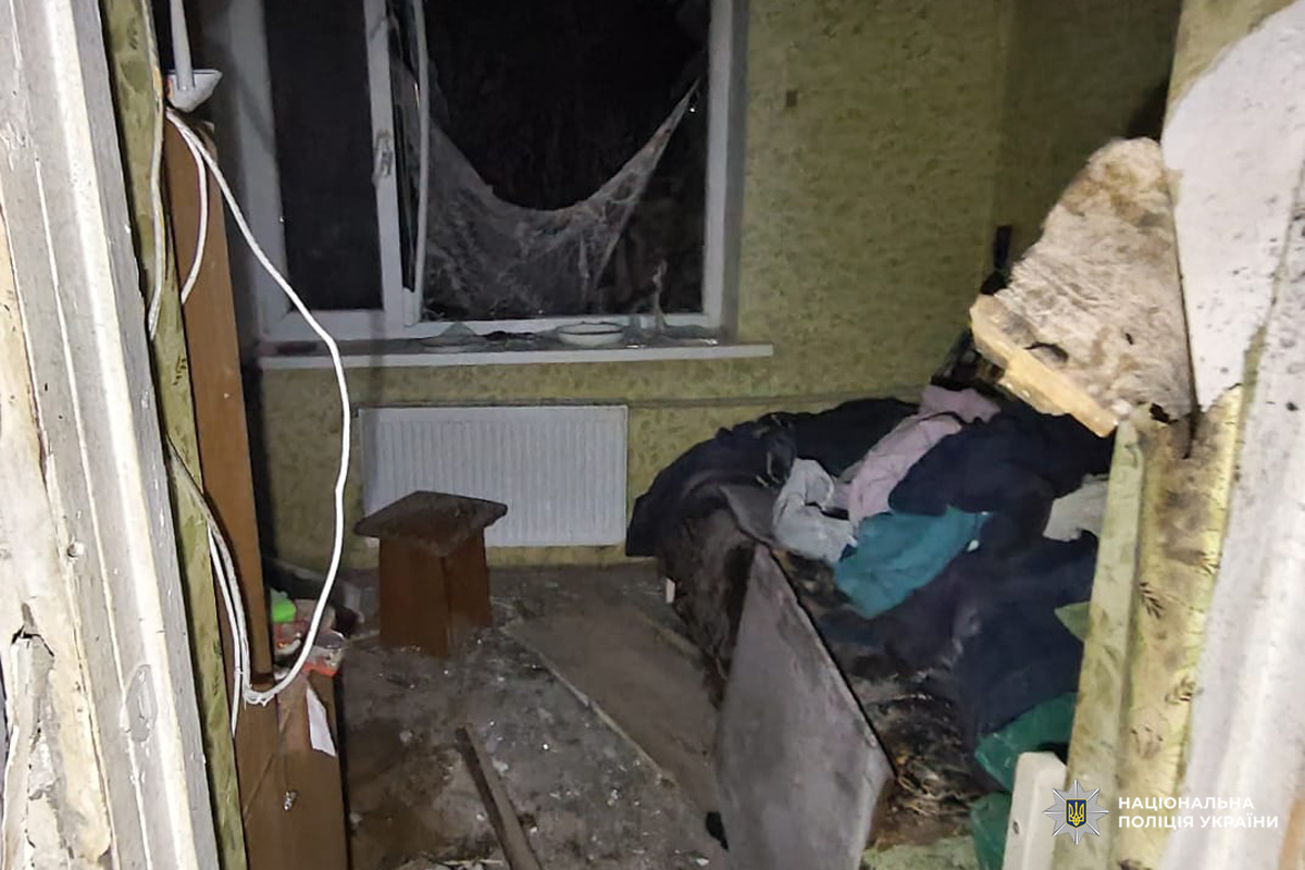 Наслідки вибуху: кімната з уламками скла, пошкодженими меблями та хаосом усередині.