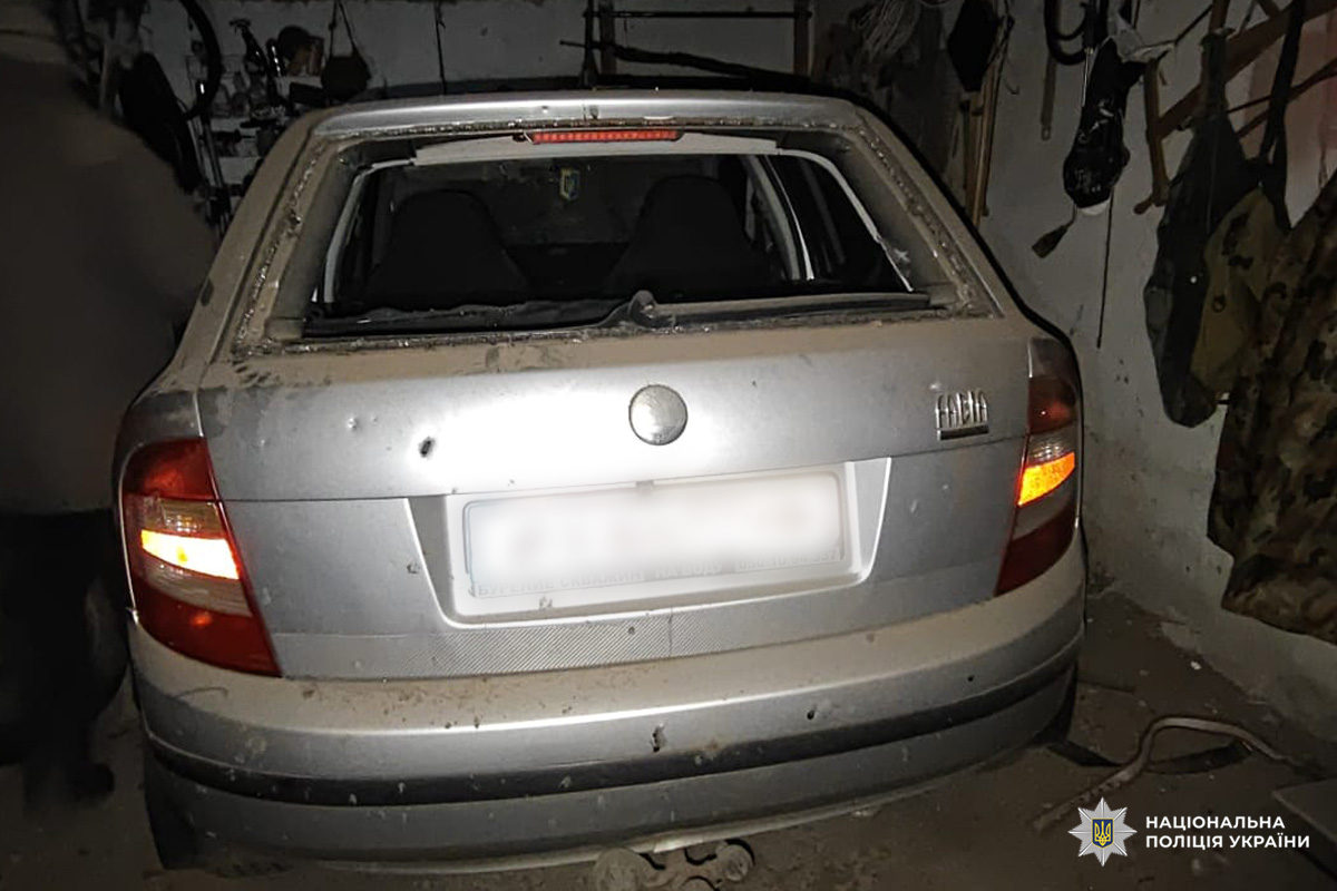 Автомобіль після удару: розбите скло, вм’ятини та сліди пошкоджень.