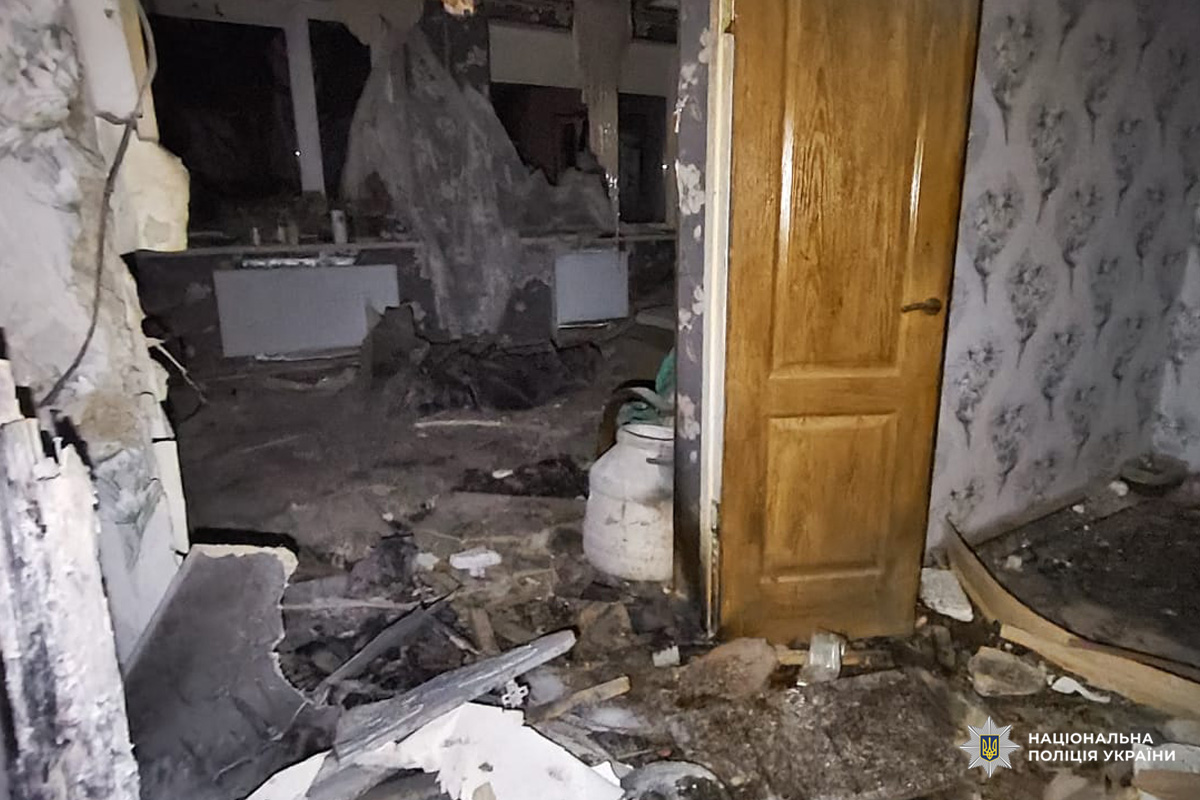 Наслідки вибуху: кімната з уламками скла, пошкодженими меблями та хаосом усередині.