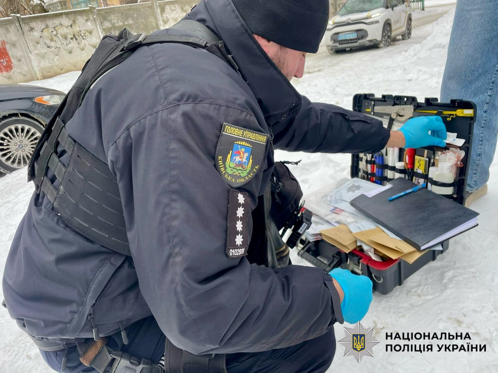 На фото зображений поліцейський, який здійснює документування злочину.