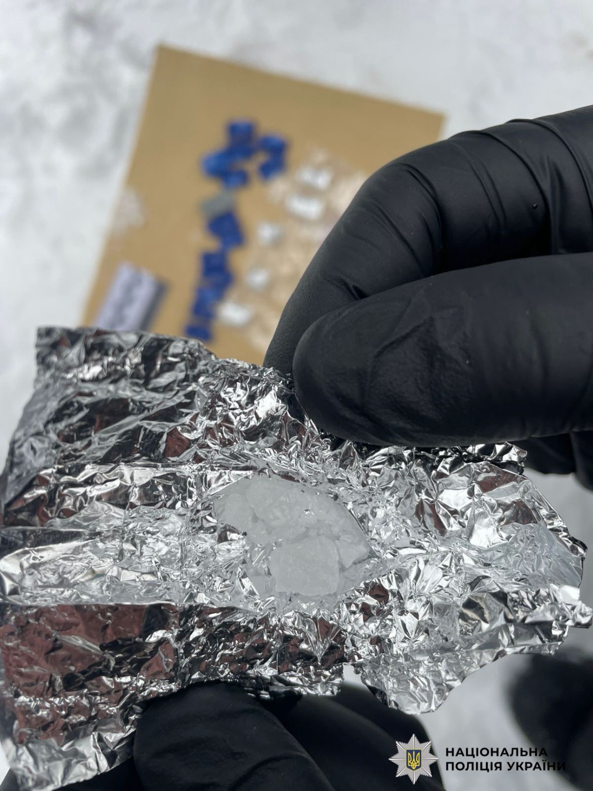На фото зображені вилучений згорток із речоіиною білого кольору.