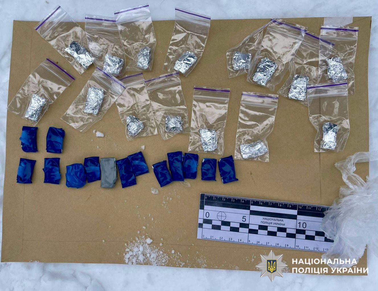 На фото зображені вилучені наркотичні засоби.