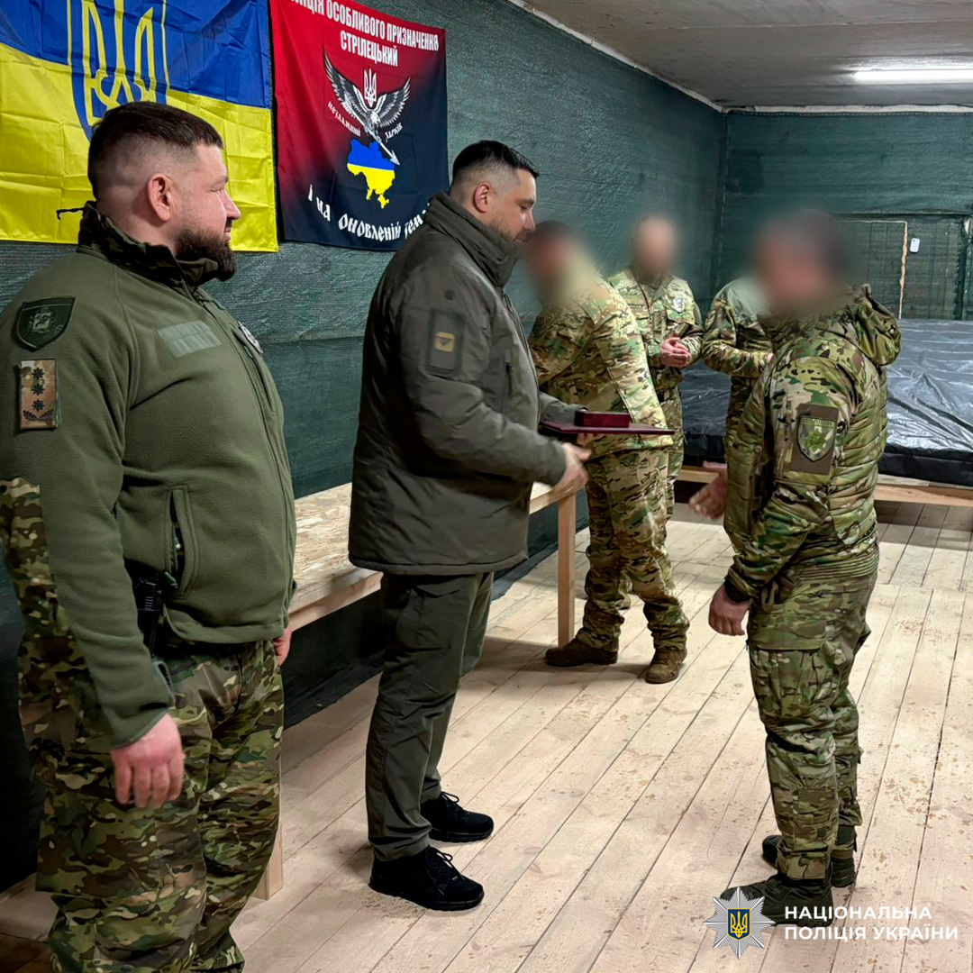 Вручення відзнаки співробітнику підрозділу особливого призначення Національної поліції України у службовому приміщенні.