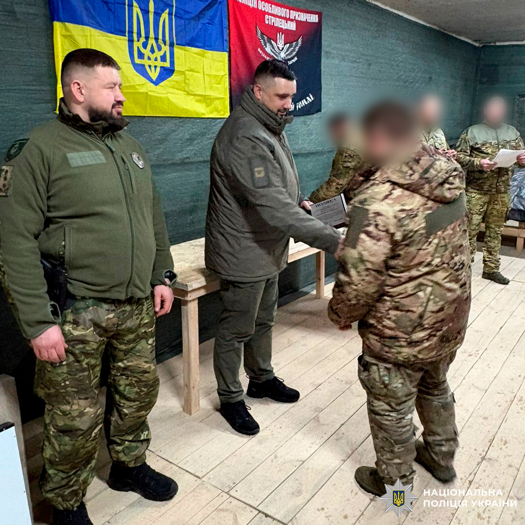 Вручення відзнаки співробітнику підрозділу особливого призначення Національної поліції України у службовому приміщенні.