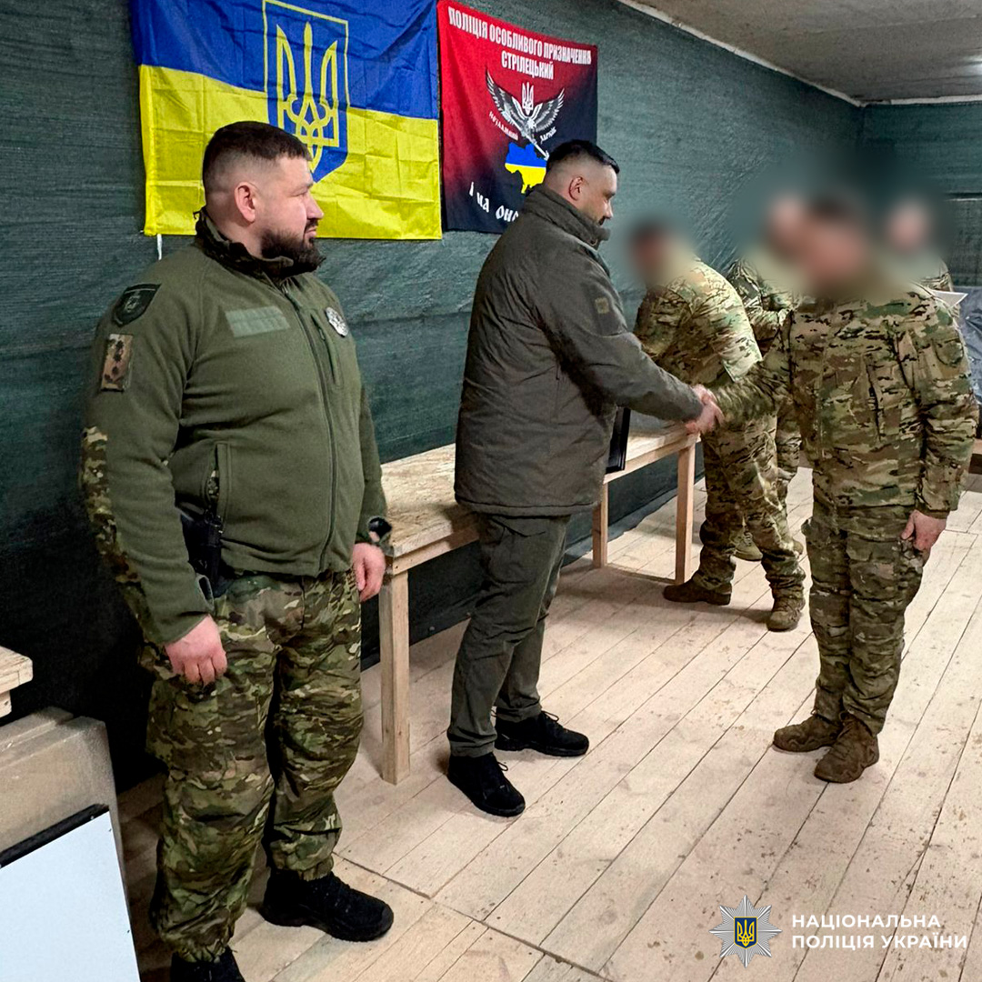 Вручення відзнаки співробітнику підрозділу особливого призначення Національної поліції України у службовому приміщенні.