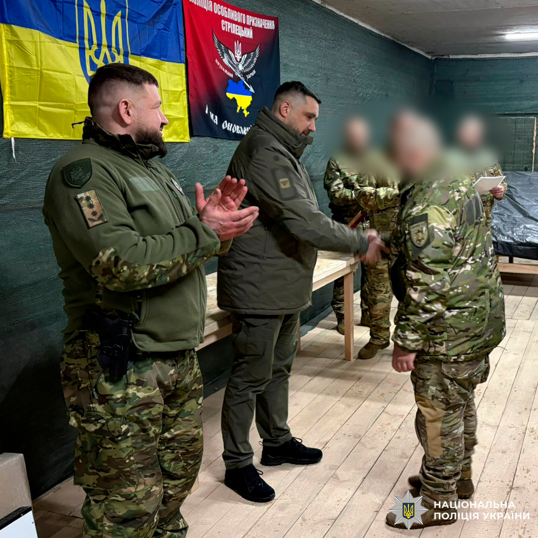 Вручення відзнаки співробітнику підрозділу особливого призначення Національної поліції України у службовому приміщенні.