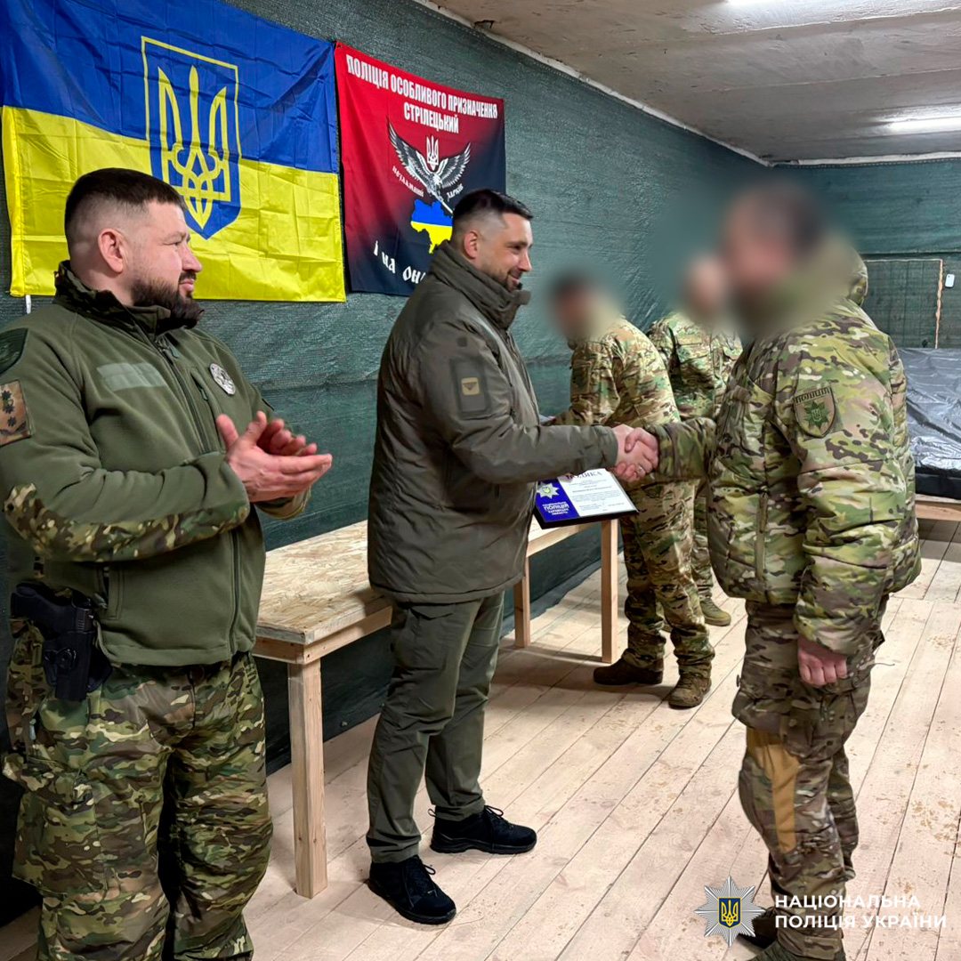 Вручення відзнаки співробітнику підрозділу особливого призначення Національної поліції України у службовому приміщенні.