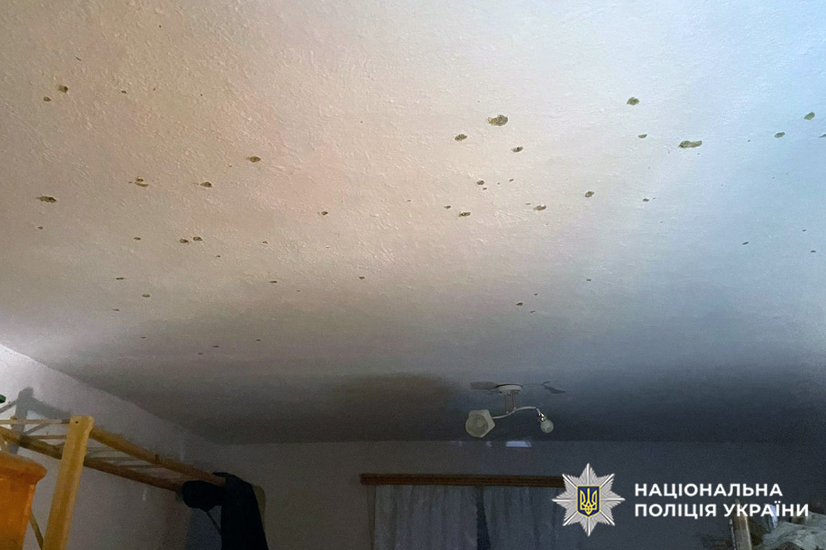 Сліди від вибуху на стелі