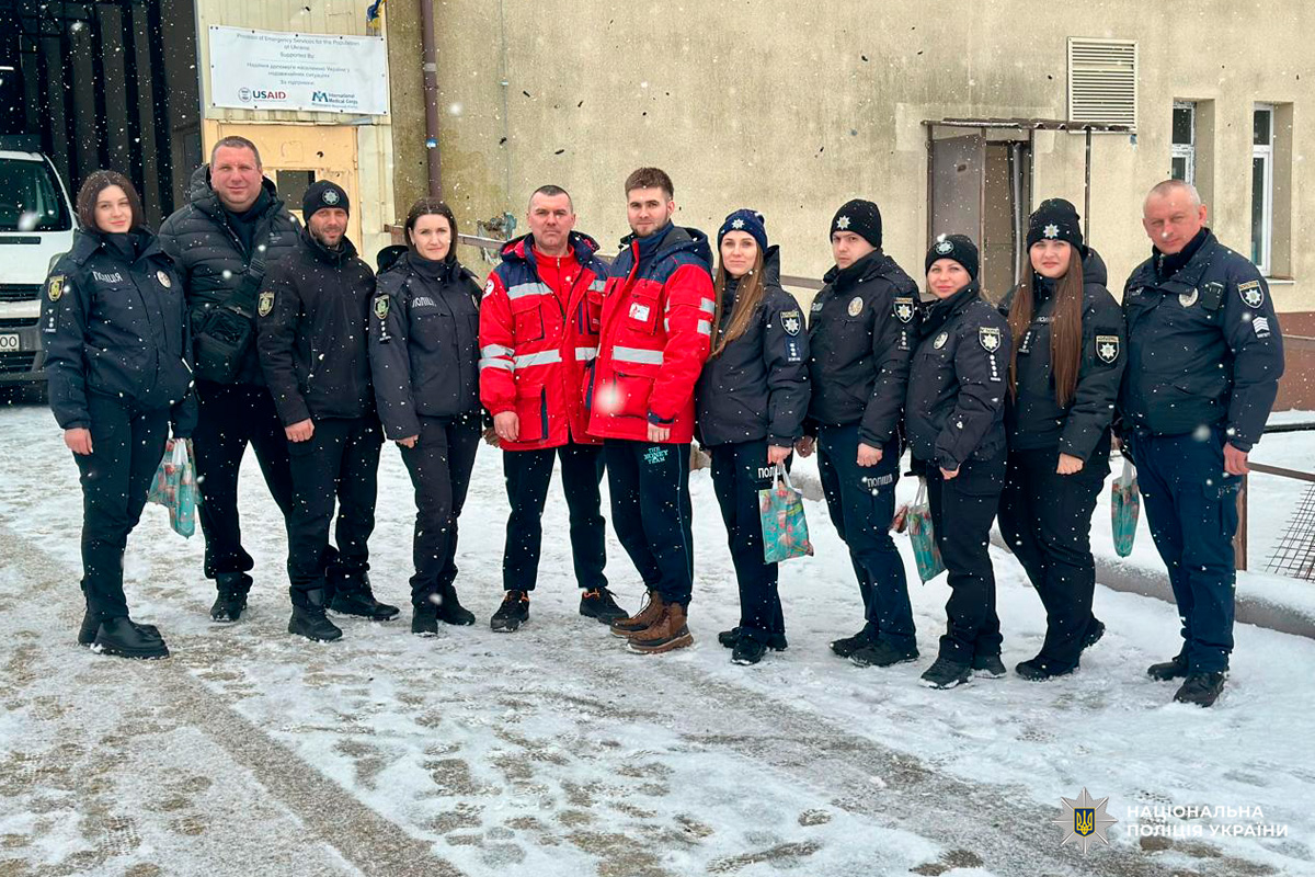 На подвір’ї біля будівлі відбувається спільний захід поліції та медиків.