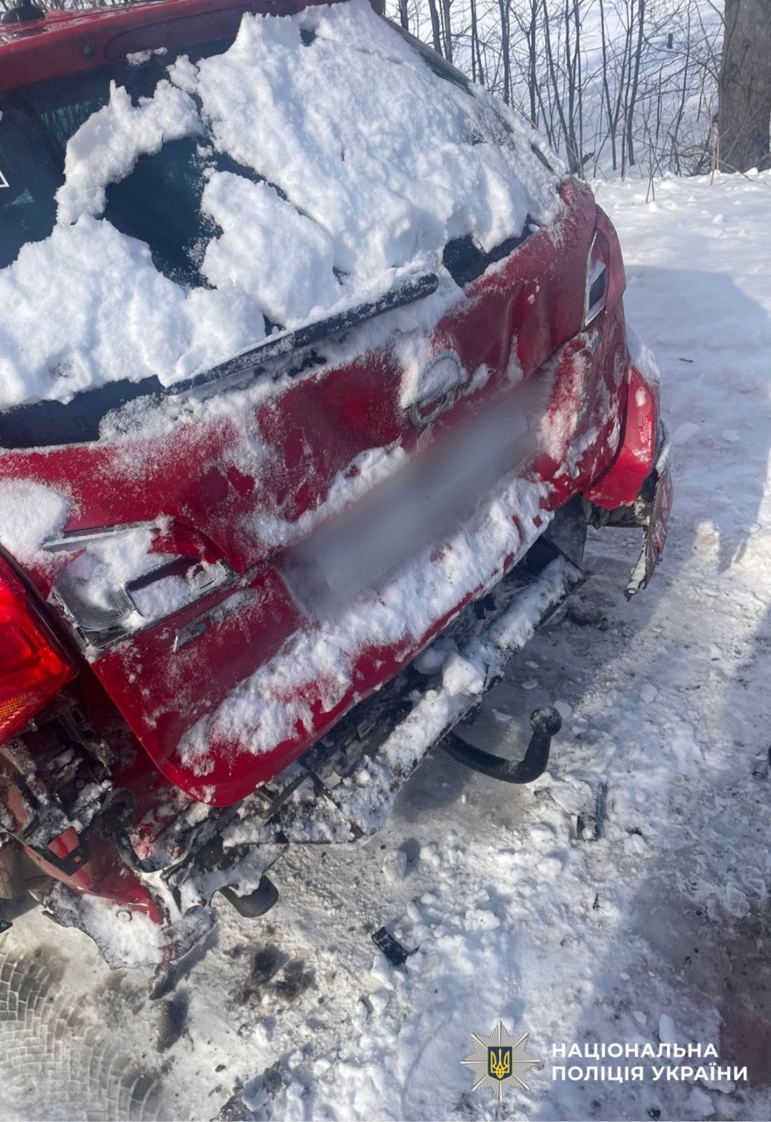 На фото зображений пошкоджений автомобіль. Фото з місця ДТП.