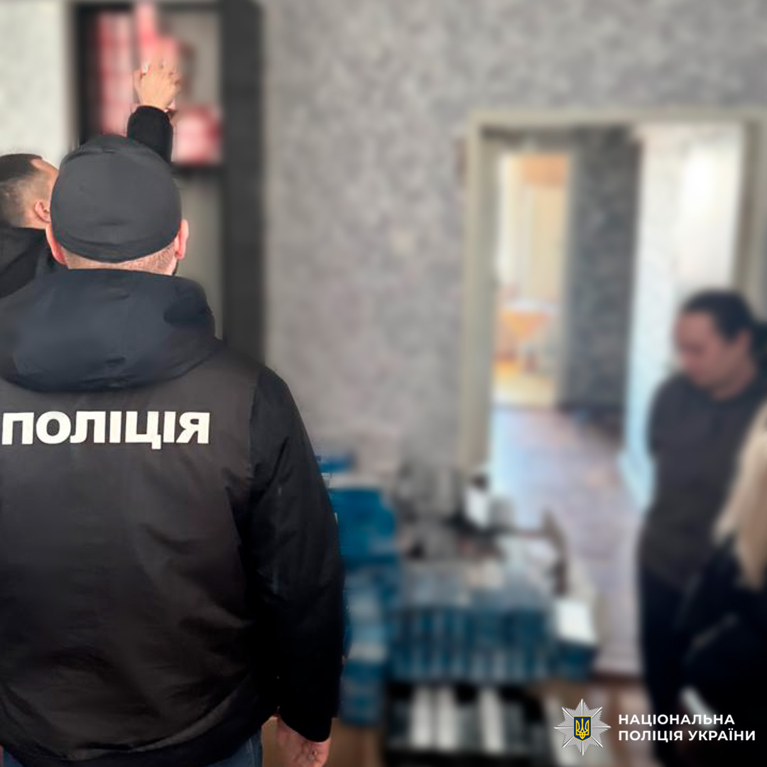 Поліцейські та інші учасники оглядають приміщення з великою кількістю тютюнових виробів. У шафах і коробках -блоки сигарет різних марок.