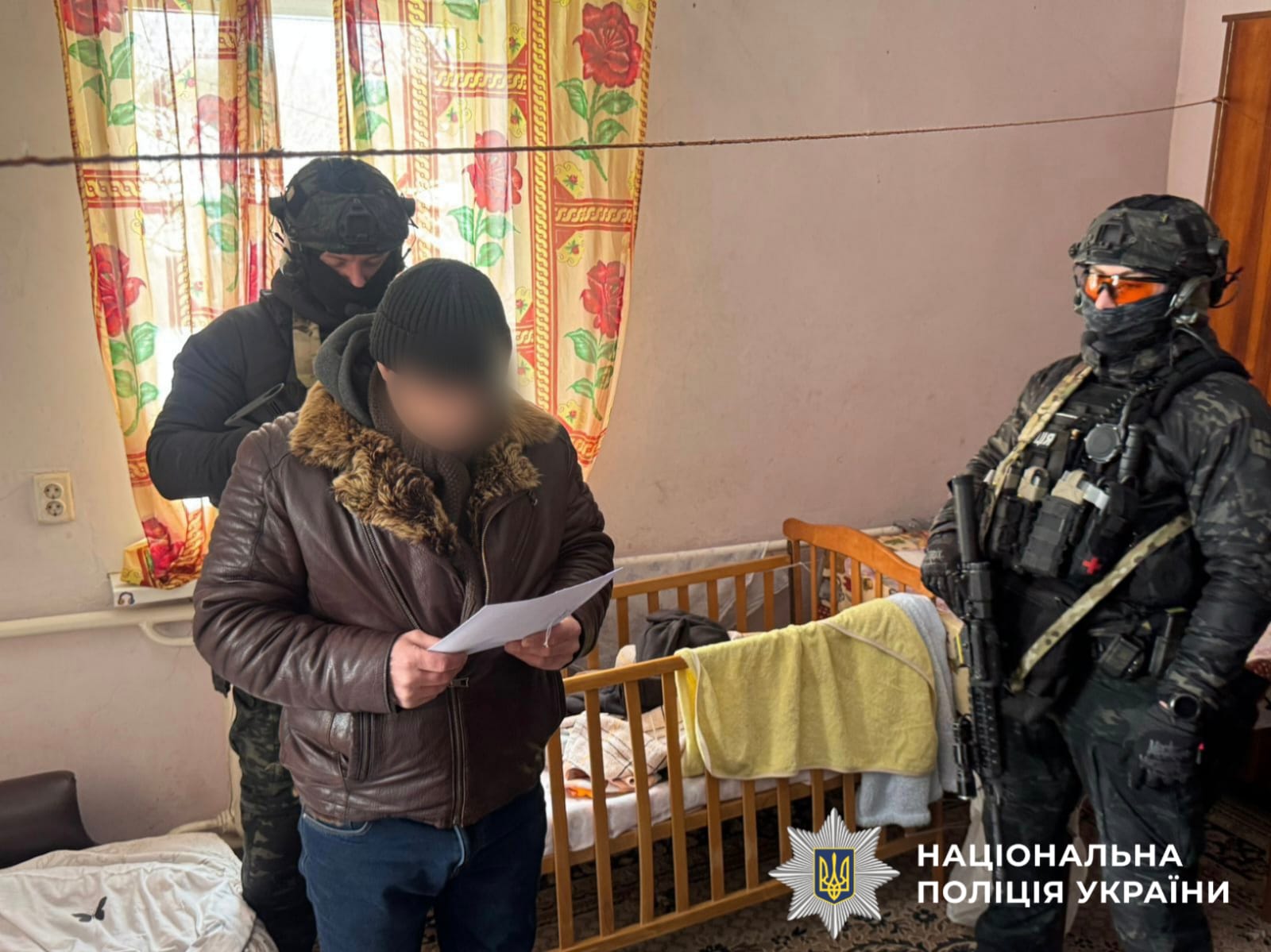 На фотографії зображено мешканця столичного регіону, який займався продажем трофейної зброї, боєприпасів та вибухових речовин.