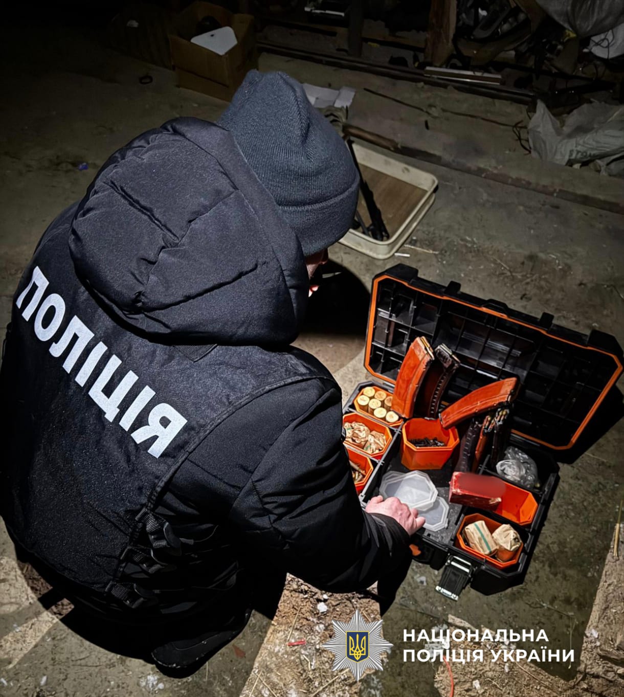 На фотографії зображено виявлені та вилучені речові докази, серед яких боєприпаси та вибухові речовини.