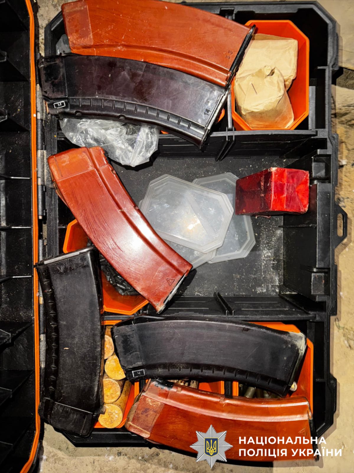 На фотографії зображено виявлені та вилучені речові докази, зокрема споряджені магазини.