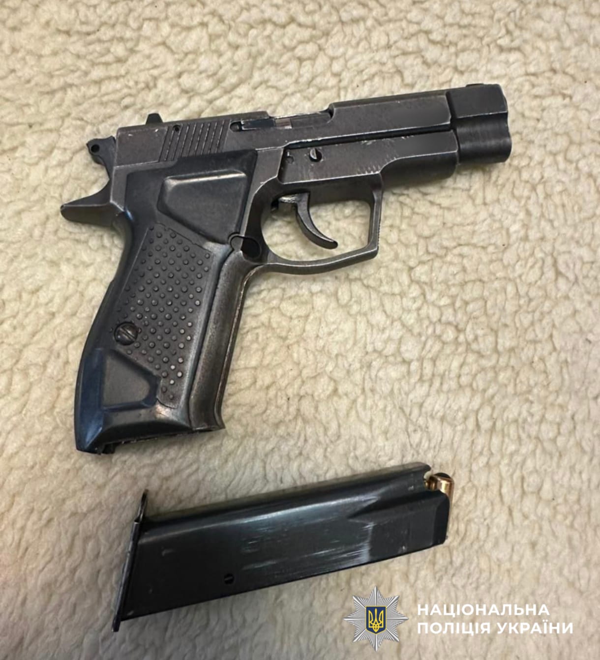 На фотографії зображено виявлені та вилучені речові докази, зокрема зброя.