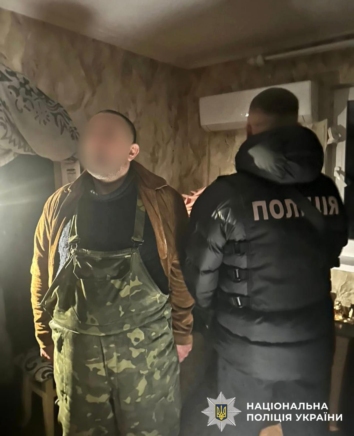 На фотографії зображено мешканця столичного регіону, який займався продажем трофейної зброї, боєприпасів та вибухових речовин.