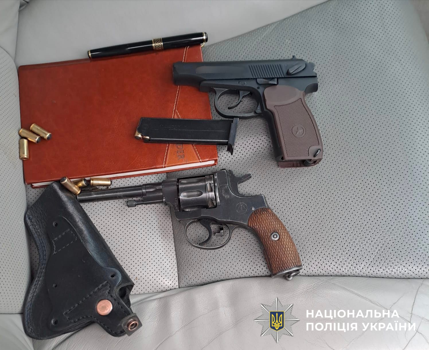 На фотографії зображено виявлені та вилучені речові докази, зокрема зброя.