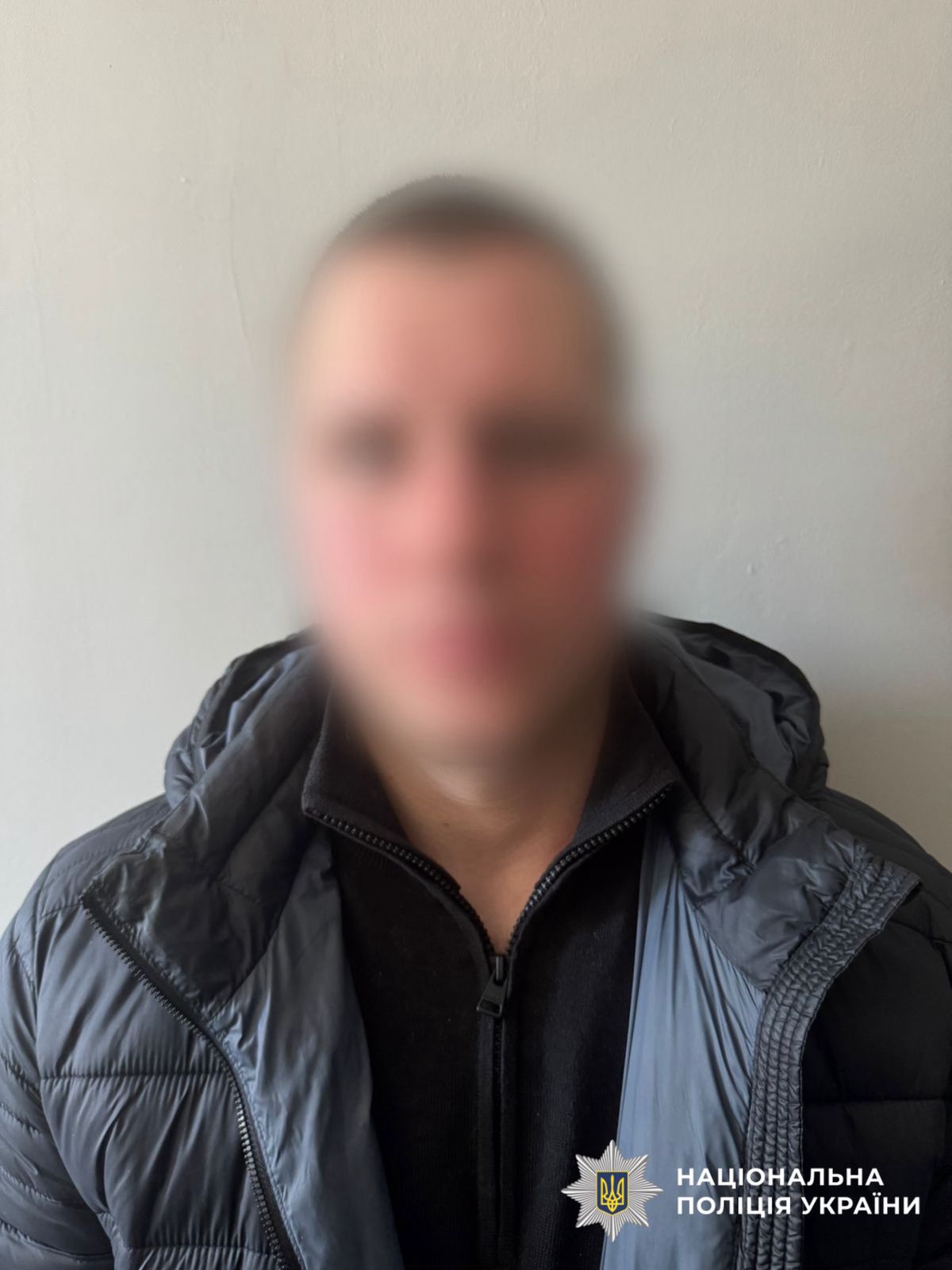 На фотографії зображено затриманого 21-річного фігуранта, який назаконно заволодів автомобілем потерпілого.