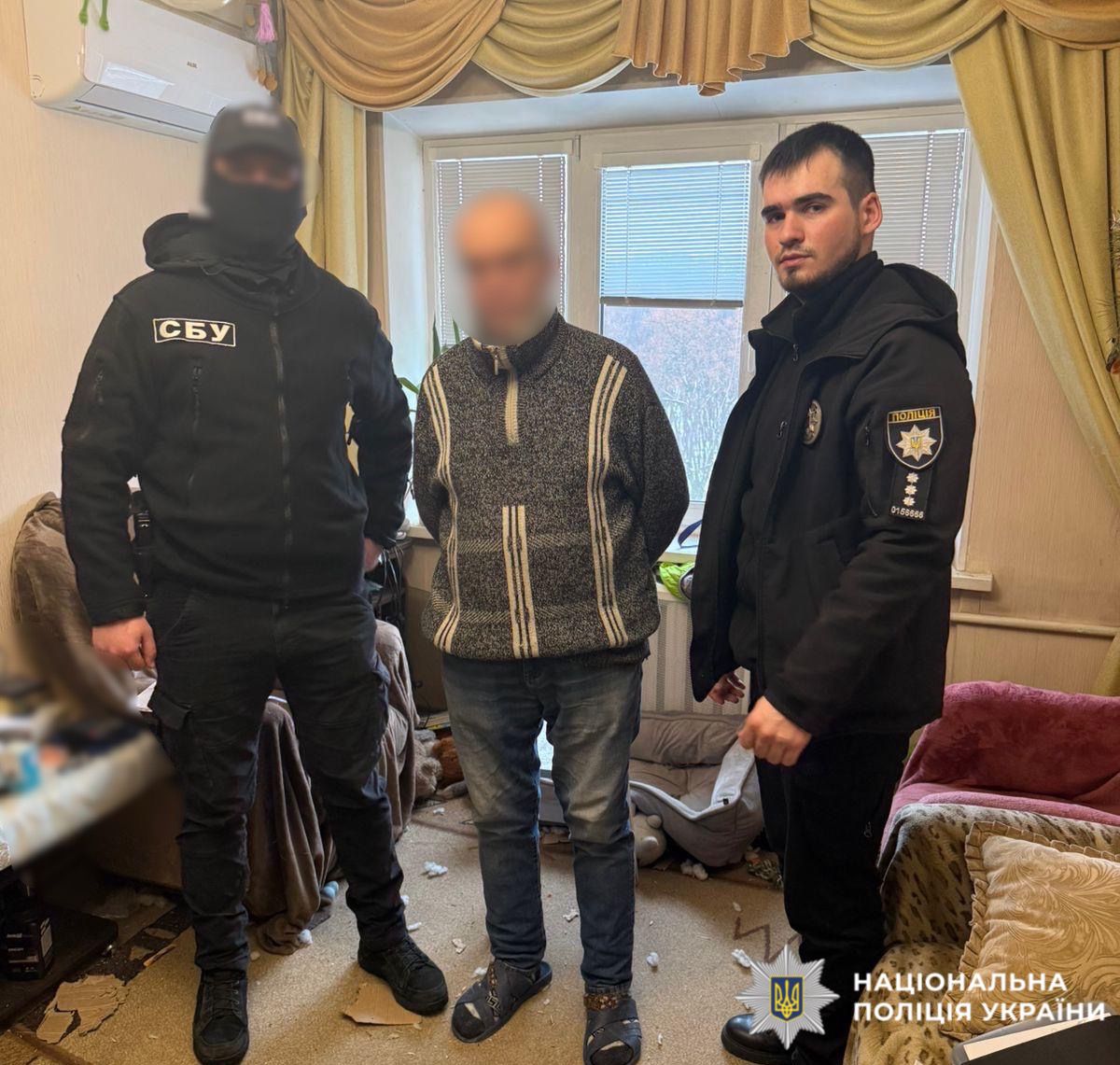 На фотографії зображено поліцейського та співробітника СБУ, які викрили зловмисника, який зі спільниками в умовах воєнного стану налагодили протиправну схему ухилення військовозобов’язаних громадян від призову на військову службу.