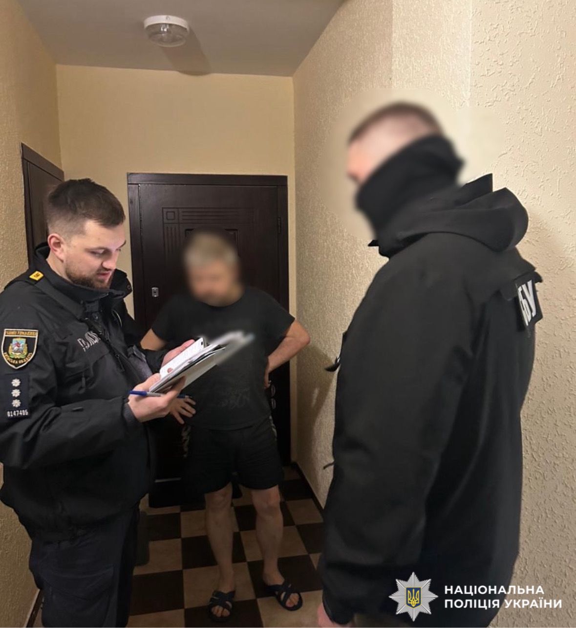 На фотографії зображено поліцейського та співробітника СБУ, які викрили зловмисника, який зі спільниками в умовах воєнного стану налагодили протиправну схему ухилення військовозобов’язаних громадян від призову на військову службу.