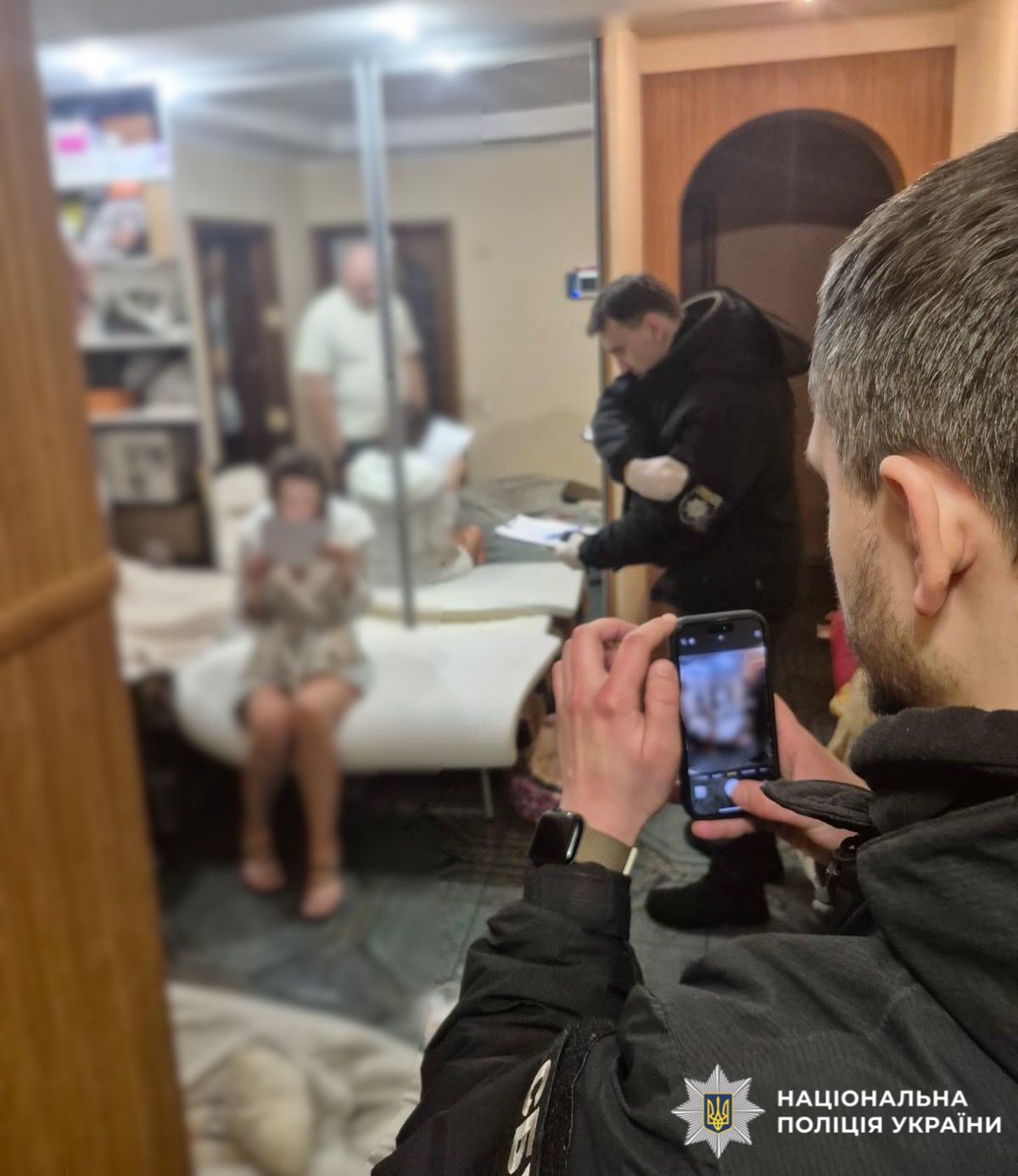 На фотографії зображено поліцейського та співробітника СБУ, які викрили зловмисника, який зі спільниками в умовах воєнного стану налагодили протиправну схему ухилення військовозобов’язаних громадян від призову на військову службу.