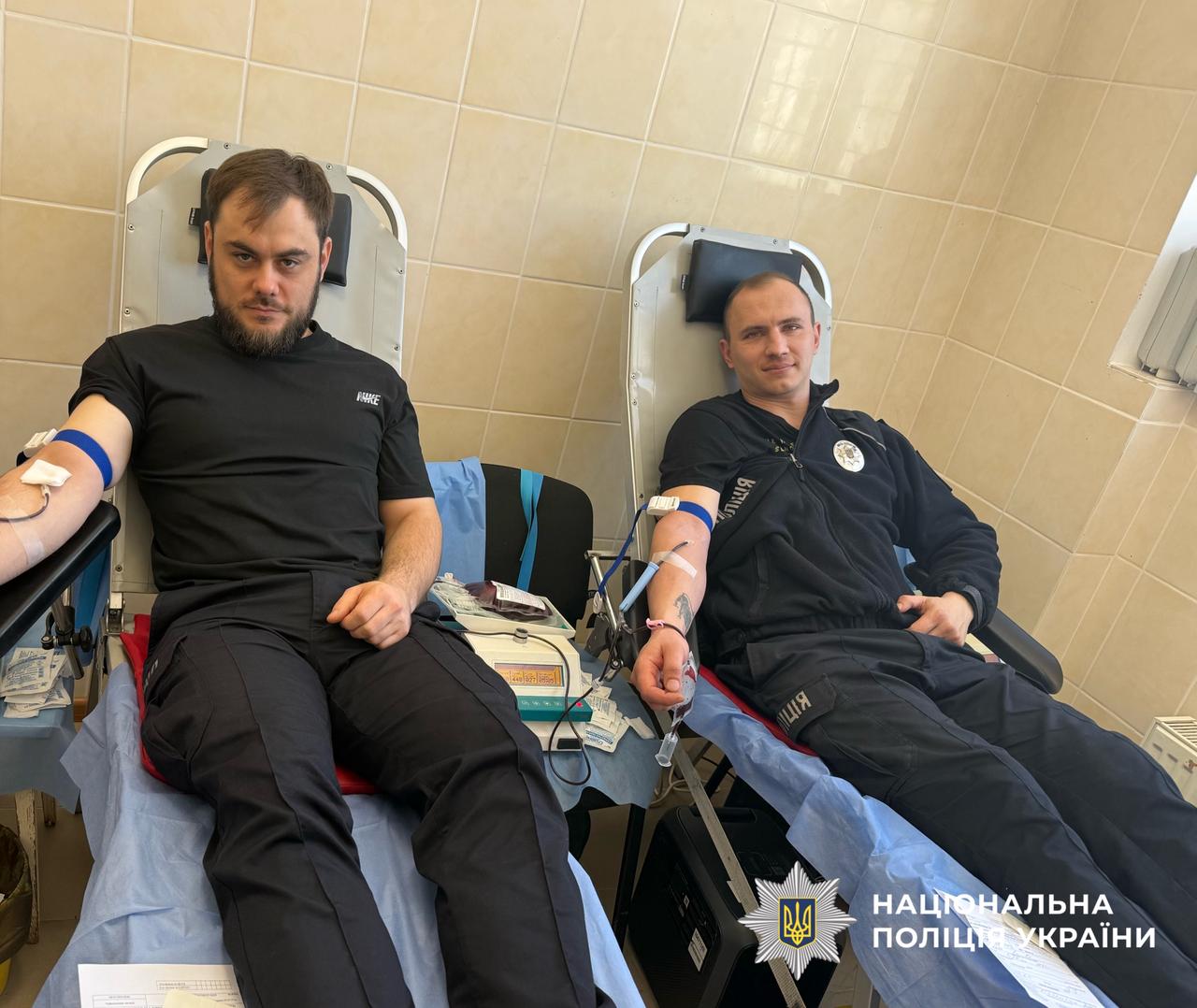 Працівники Обухівського районного управління поліції спільно із колегами з ізолятору тимчасового тримання поліції Київщини взяли участь у акції та здали кров українським воїнам та громадянам, які цього потребують.