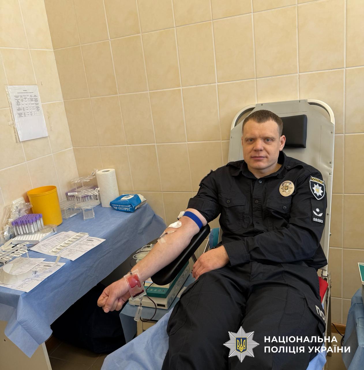 Працівники Обухівського районного управління поліції спільно із колегами з ізолятору тимчасового тримання поліції Київщини взяли участь у акції та здали кров українським воїнам та громадянам, які цього потребують.