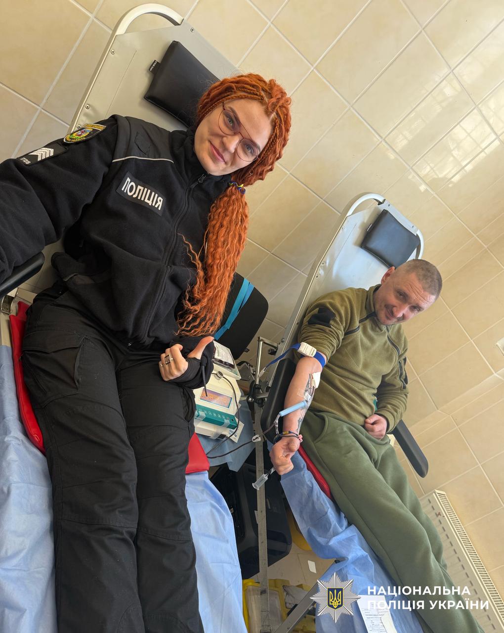 Працівники Обухівського районного управління поліції спільно із колегами з ізолятору тимчасового тримання поліції Київщини взяли участь у акції та здали кров українським воїнам та громадянам, які цього потребують.