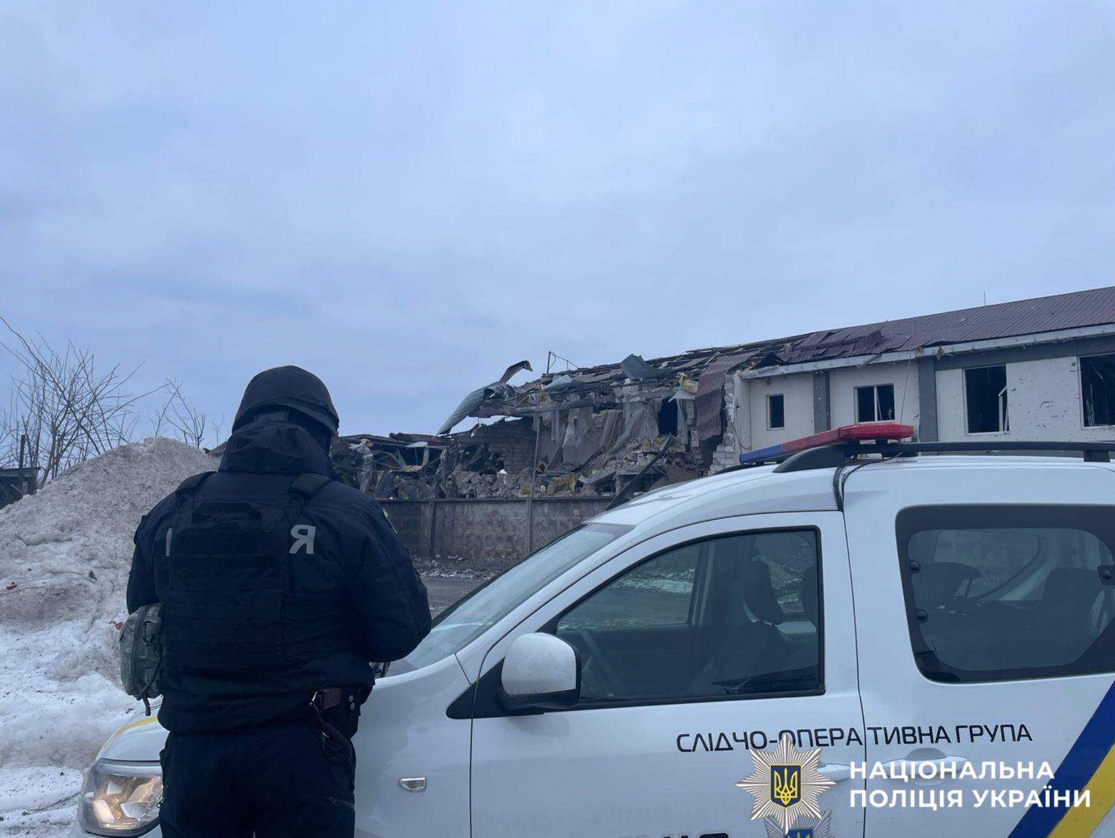 На фото зображена слідчо-оперативна група, яка документує наслідки атаки рф