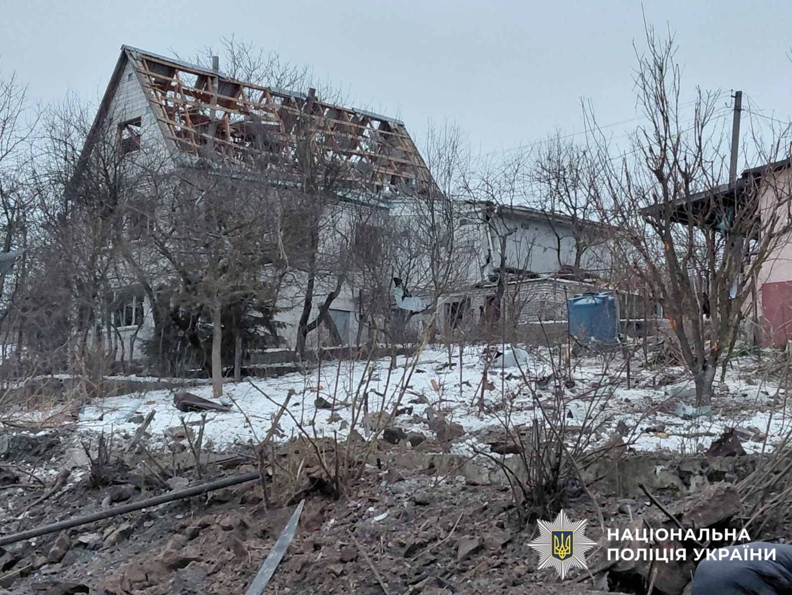 На фото зображений пошкоджений будинок