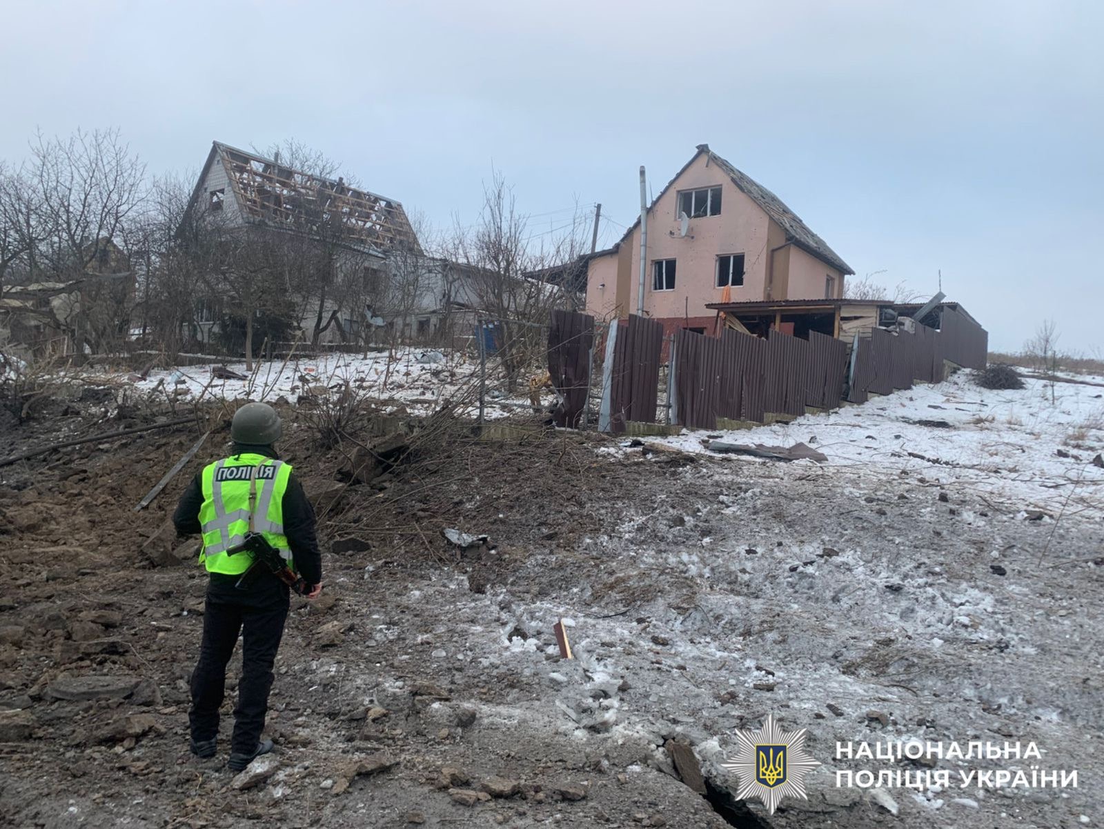 На фото зображений поліцейський, який фіксує наслідки атаки рф