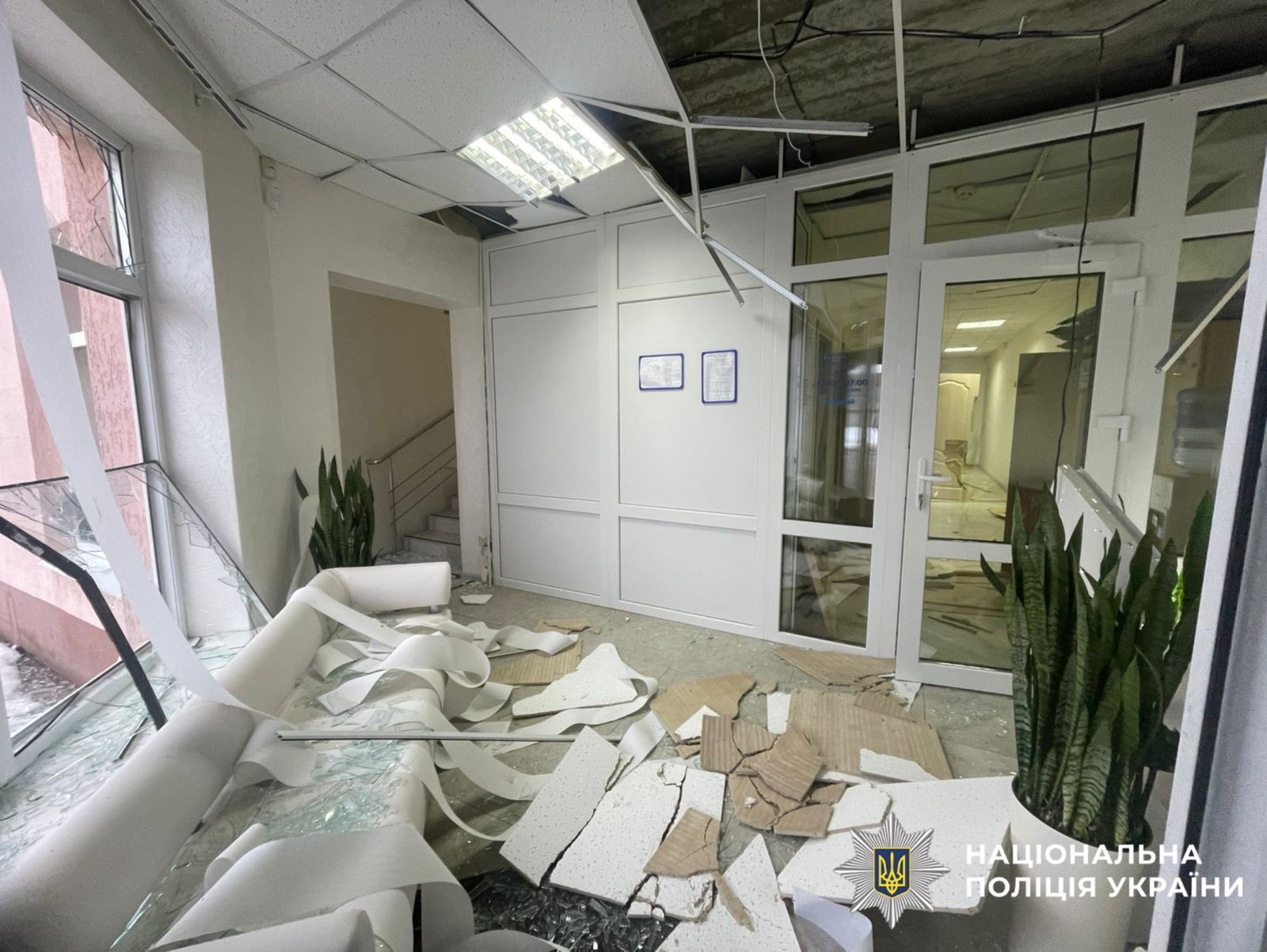 На фото зображено будинок всередині, який пошкоджений