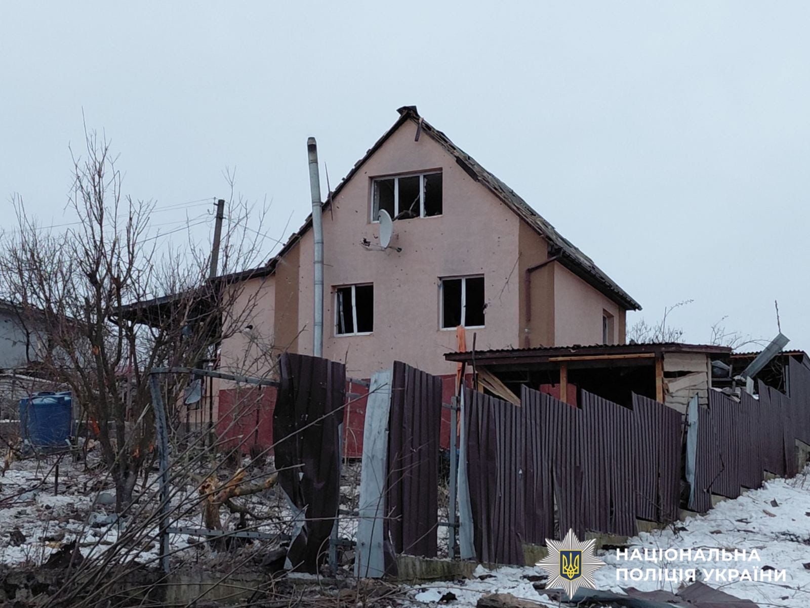 На фото зображений будинок, який зазнав пошкоджень