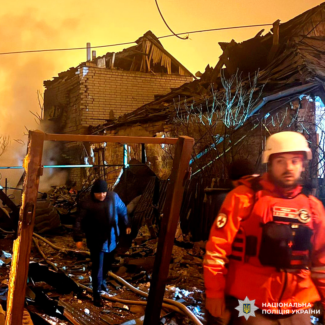 Зруйнована житлова будівля після вибуху. Видно уламки, дим та рятувальників.