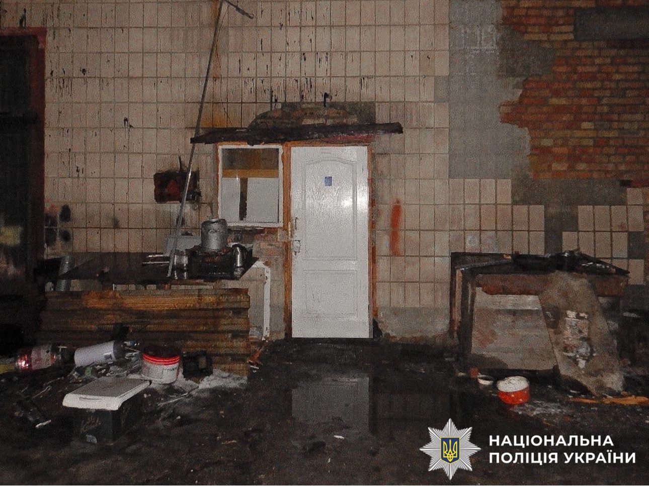 На фото зображений вхід до будівлі.