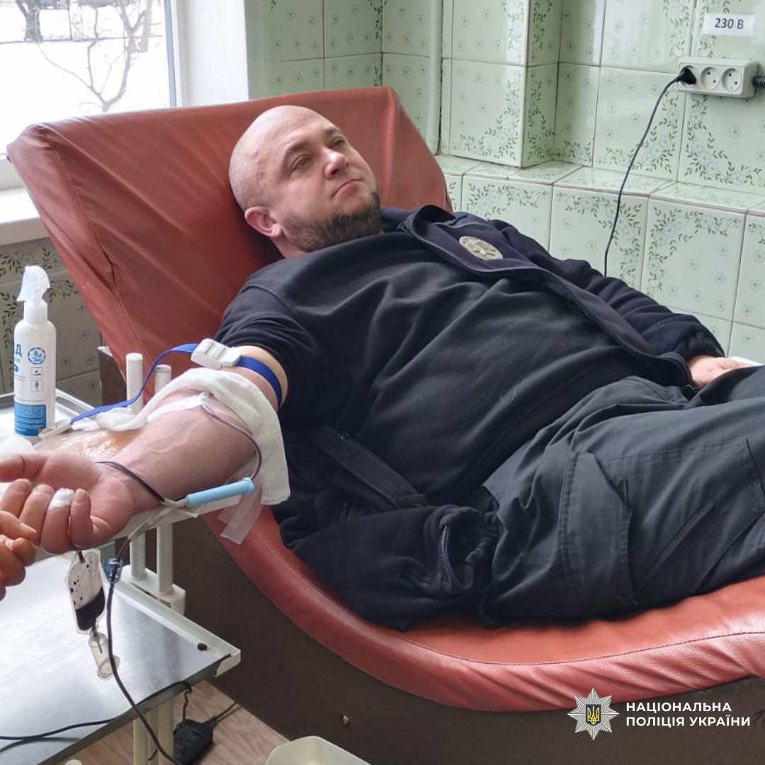 Здай кров - врятуй життя: поліцейські Змієва долучилися до донорського руху