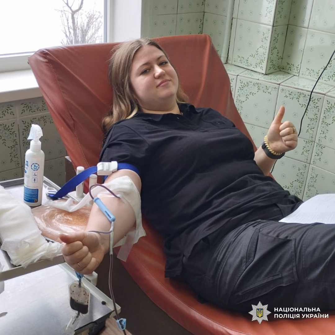 Здай кров - врятуй життя: поліцейські Змієва долучилися до донорського руху