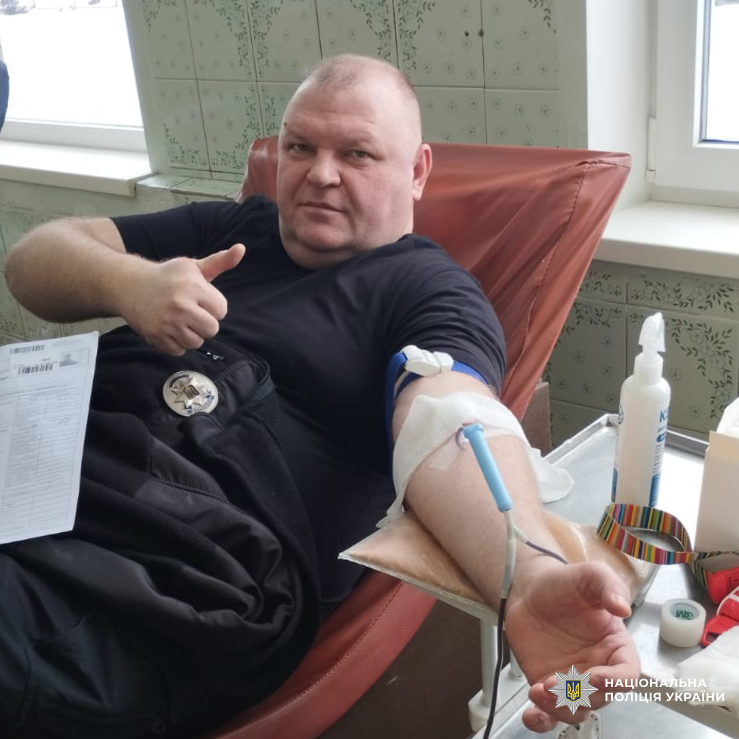 Здай кров - врятуй життя: поліцейські Змієва долучилися до донорського руху